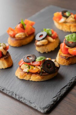 Caprese bruschetta, lezzetli bir İtalyan parmak yemeği aperatifi.