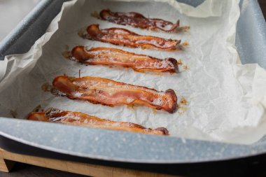 Çıtır Jambon Şeritleri Tepside Cızırdıyor