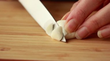Taze mozzarella toplarını tahta kesme tahtasının üzerinde küçük küplere ayırmak.