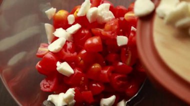 Bir kasede kiraz domateslerine Mozzarella eklemek - Yakın plan