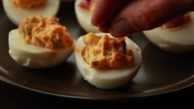  Lezzetli baharatlı yumurta hazırlıyorum, üstüne de çıtır pastırma. Mükemmel bir parti yemeği fikri. 