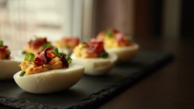  Lezzetli baharatlı yumurta hazırlıyorum, üstüne de çıtır pastırma. Mükemmel bir parti yemeği fikri. 