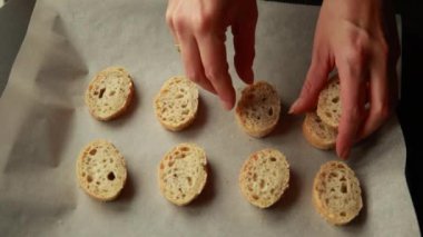 Bir tepside Dilimlenmiş Ekmek Yakından Pişirmeye Hazır