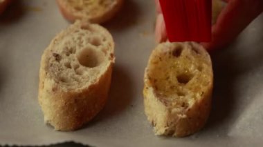 Ekmek Dilimlerini Zeytinyağıyla Fırçalamak Bir Tepside Yakın Çekime Hazır