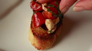 Caprese Crostini Parti aperatifleri hazırlanıyor. Dark Stone Plate Close-Up