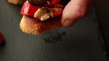 Caprese Crostini Parti aperatifleri hazırlanıyor. Dark Stone Plate Close-Up