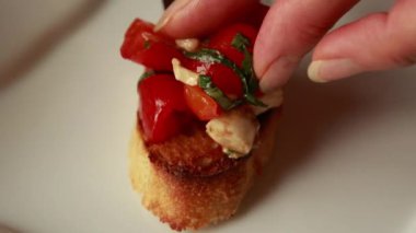 Caprese Crostini Parti aperatifleri hazırlanıyor. Dark Stone Plate Close-Up