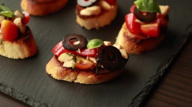 Caprese Crostini Parti aperatifleri hazırlanıyor. Dark Stone Plate Close-Up