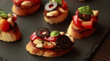 Caprese Crostini Parti aperatifleri hazırlanıyor. Dark Stone Plate Close-Up