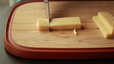 Tahta Tahta Yakın plan 'da Çedar ya da Parmesan dilimleme Küpleri