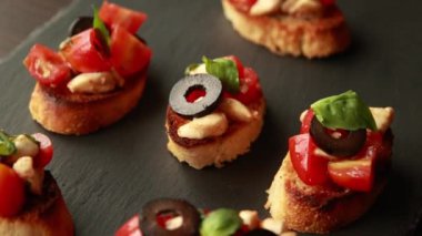 Caprese Crostini Parti aperatifleri hazırlanıyor. Dark Stone Plate Close-Up