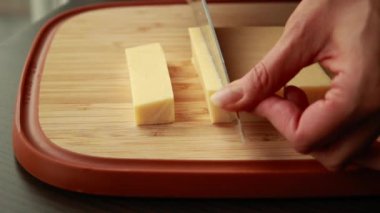 Tahta Tahta Yakın plan 'da Çedar ya da Parmesan dilimleme Küpleri