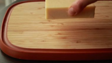 Tahta Tahta Yakın plan 'da Çedar ya da Parmesan dilimleme Küpleri