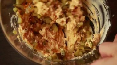 Haşlanmış yumurta sarısı ile doğranmış turşuyu karıştırarak yumurtaları yakın plan yap.