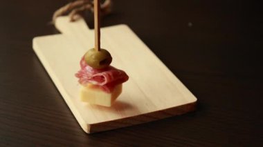 Parti Aperatifi: Salam, Eski Çedar ve Tahta Kapalı Yeşil Zeytinler