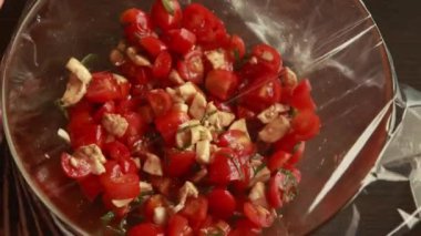 Cam kâsede Caprese Salatası Yakın plan Hazırlanıyor