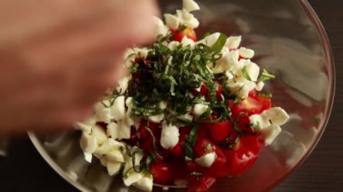 Cam kâsede Caprese Salatası Yakın plan Hazırlanıyor