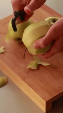  Doğal Işıkta Yeşil Elma Soyan Kadın