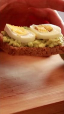 Yumurtalı leziz Avokado tostu.