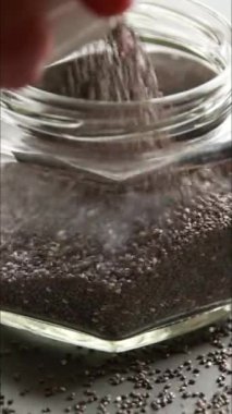 Raw Chia Tohumları Mutfak Organizasyonu İçin Bir Kavanozda Depolanır