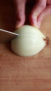 Soğan doğrayan Kadın Ellerinin Yakın Çekimi