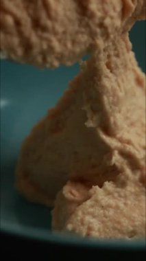  Mavi kasedeki ev yapımı humus. Yakın plan.