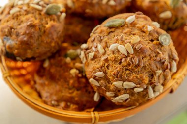 Tohumlarla kaplı taze pişmiş sağlıklı keklerin yakın çekimi. Besleyici atıştırmalıklar, kahvaltı ve sağlıklı ikramlar için mükemmel.