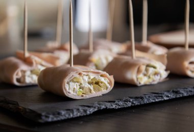 İtalyan Mortadella, Krem Peynir ve Zeytinli Aperatif