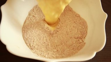 Islak ve Kuru İçindekileri Sağlıklı Kekler İçin Paraya Karıştırma Yakın Çekim