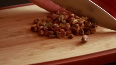 Tahta üzerinde Pistachio doğrama. Yakın plan.