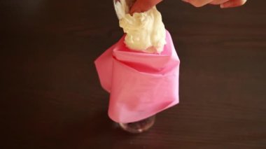 Bir Boru Torbasını Kremalı Ricotta Peyniri Yakın Çekim ile Doldurmak