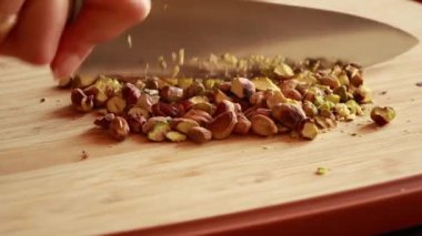 Tahta üzerinde Pistachio doğrama. Yakın plan.