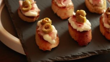 Ricotta, Mortadella ve yakın plan yeşil zeytinli İtalyan Crostini