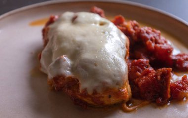 Domates soslu tavuk göğsü ve Mozzarella peynirini yakından çek.