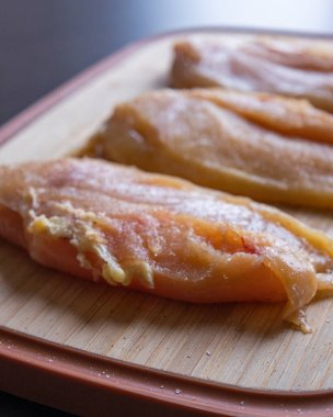 Çiğ Tavuk Bifteği Baharatlı Tahta Kesme Tahtasında Yakın plan