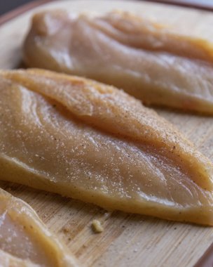 Çiğ Tavuk Bifteği Baharatlı Tahta Kesme Tahtasında Yakın plan