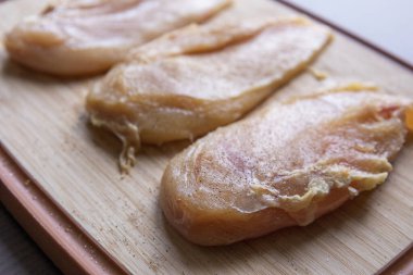 Çiğ Tavuk Bifteği Baharatlı Tahta Kesme Tahtasında Yakın plan