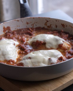 Domates soslu tavuk göğsü ve Mozzarella peynirini yakından çek.