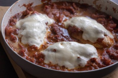 Domates soslu tavuk göğsü ve Mozzarella peynirini yakından çek.