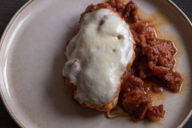 Domates soslu tavuk göğsü ve Mozzarella peynirini yakından çek.