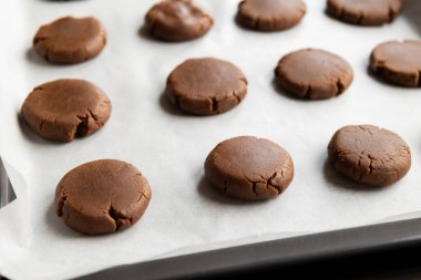 Çiğ çikolatalı kurabiyeler Noel için mükemmel pişirmeye hazır.