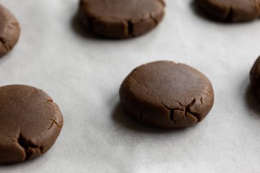 Çiğ çikolatalı kurabiyeler Noel için mükemmel pişirmeye hazır.