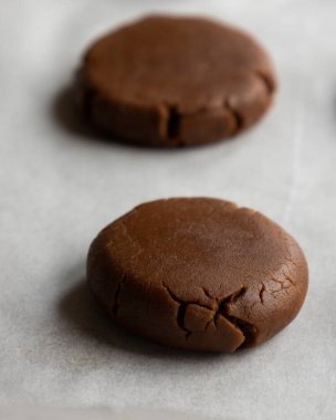 Çiğ çikolatalı kurabiyeler Noel için mükemmel pişirmeye hazır.