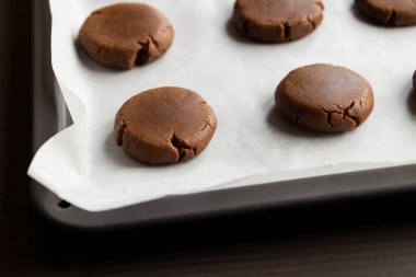 Çiğ çikolatalı kurabiyeler Noel için mükemmel pişirmeye hazır.