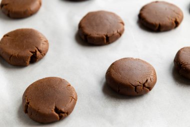 Çiğ çikolatalı kurabiyeler Noel için mükemmel pişirmeye hazır.