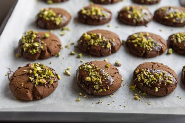 Çikolatalı kurabiyeler. Çikolata kaplı. Ve Noel için mükemmel Pistachio 'lar serpiştirilmiş.