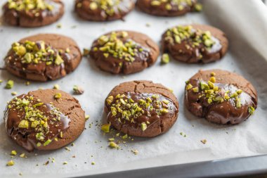 Çikolatalı kurabiyeler. Çikolata kaplı. Ve Noel için mükemmel Pistachio 'lar serpiştirilmiş.