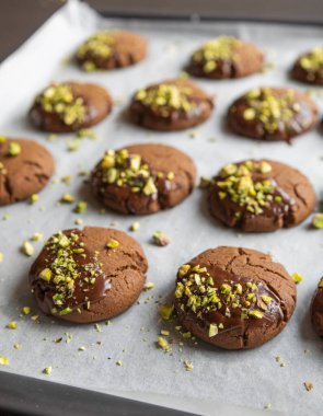Çikolatalı kurabiyeler. Çikolata kaplı. Ve Noel için mükemmel Pistachio 'lar serpiştirilmiş.
