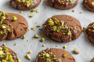 Çikolatalı kurabiyeler. Çikolata kaplı. Ve Noel için mükemmel Pistachio 'lar serpiştirilmiş.