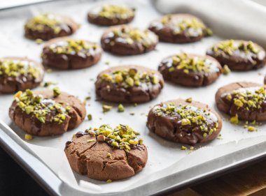 Çikolatalı kurabiyeler. Çikolata kaplı. Ve Noel için mükemmel Pistachio 'lar serpiştirilmiş.